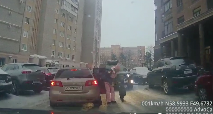 Кировский таксист ответил, почему не повез мать с двумя детьми и назвал их нищебродами