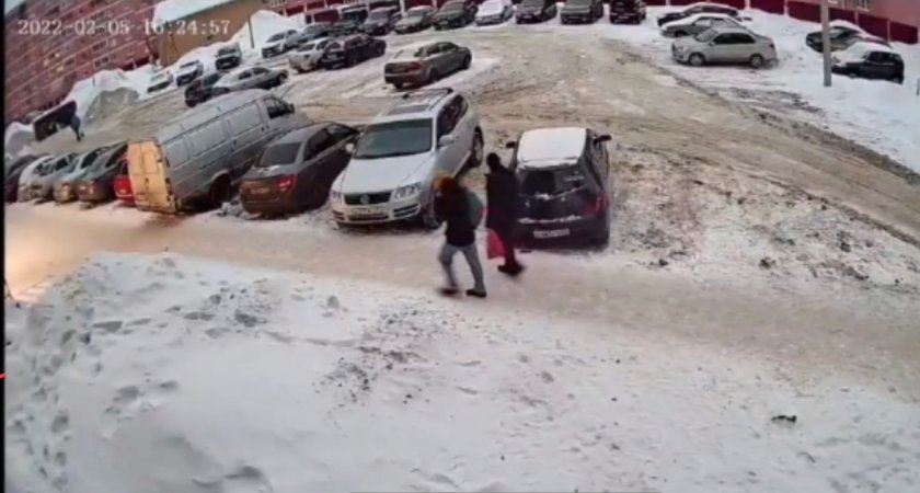Двое кировчан обокрали женщину возле ее собственной машины