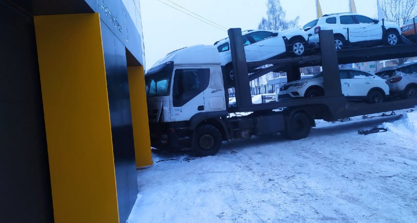 В Кирове автовоз с семью машинами врезался в здание автосалона