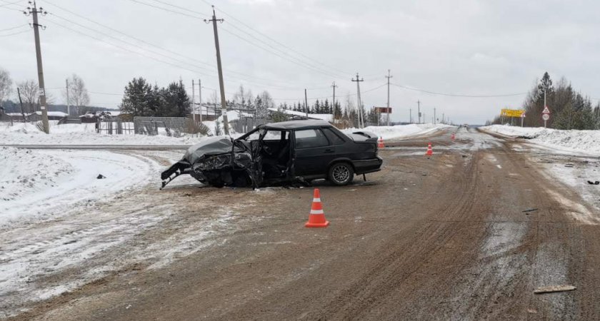 В Кировской области легковушку смяло от столкновения с Ford Transit