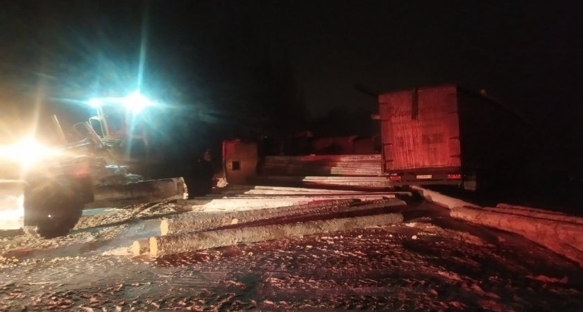 В Кировской области на трассе ограничили движение из-за столкновения двух фур