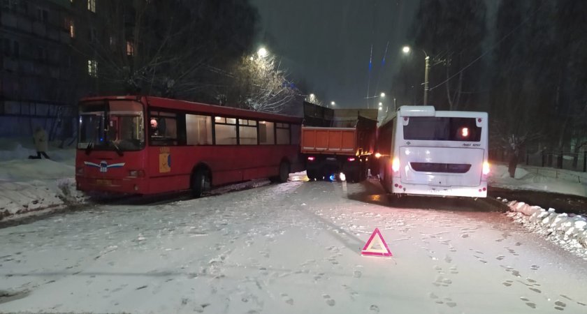 В Кирове два пассажирских автобуса столкнулись с КамАЗом