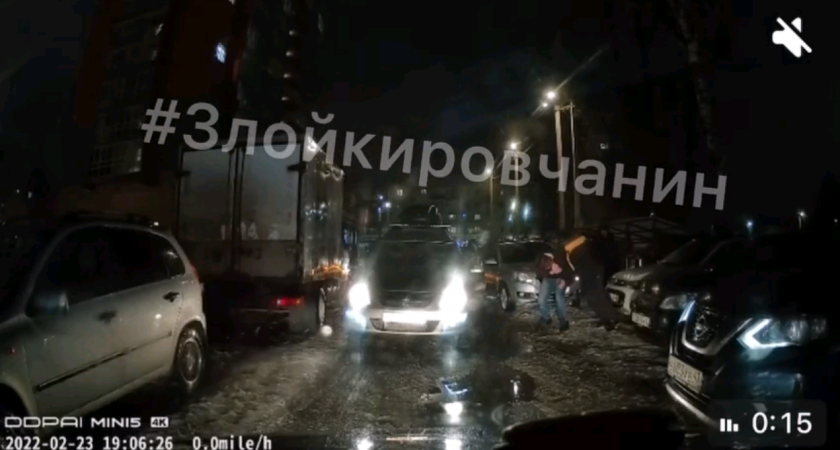"Вышел и еще получил по лицу": в Кирове пешеход избил водителя на дороге