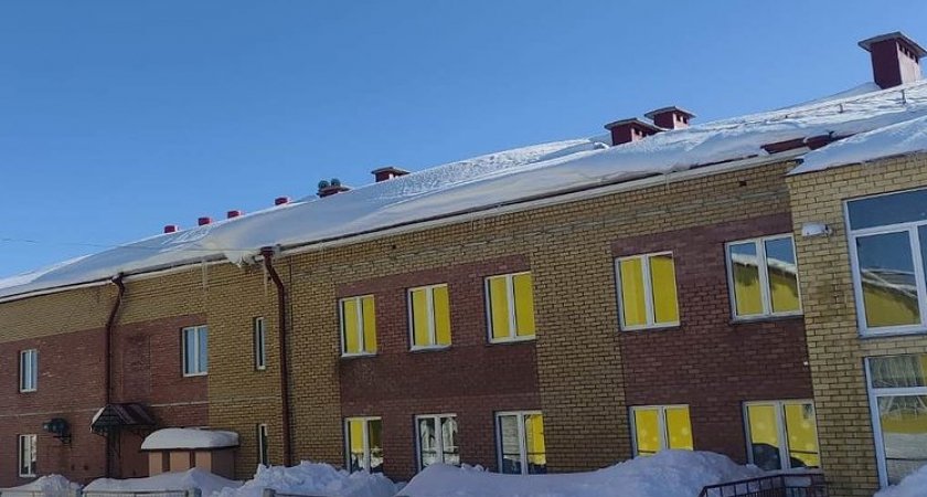 В Нолинске под тяжестью снега прогнулась крыша школы