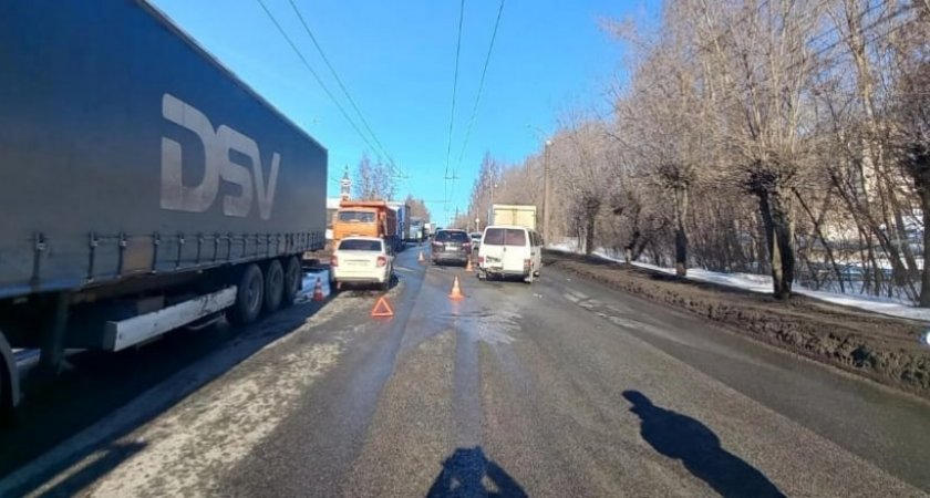 В Кирове столкнулись сразу четыре машины: есть пострадавшие
