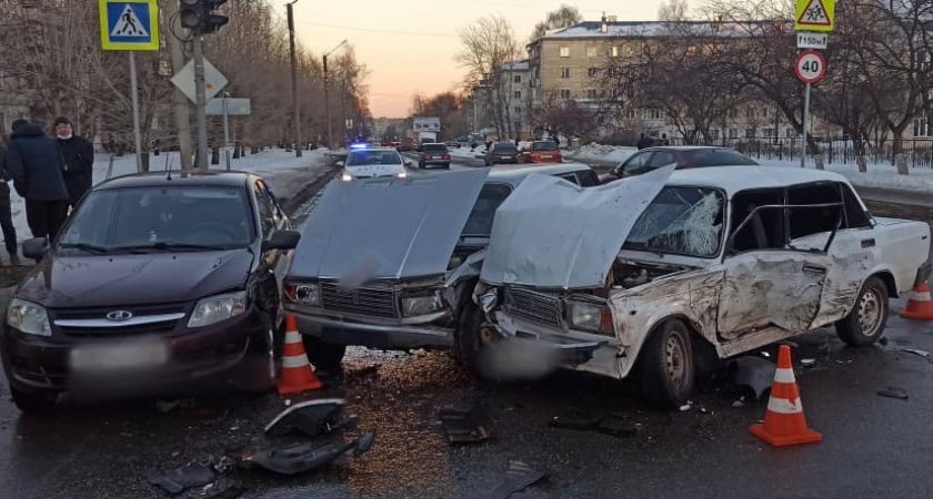 В Кирове на Чапаева столкнулись четыре машины: есть пострадавшие