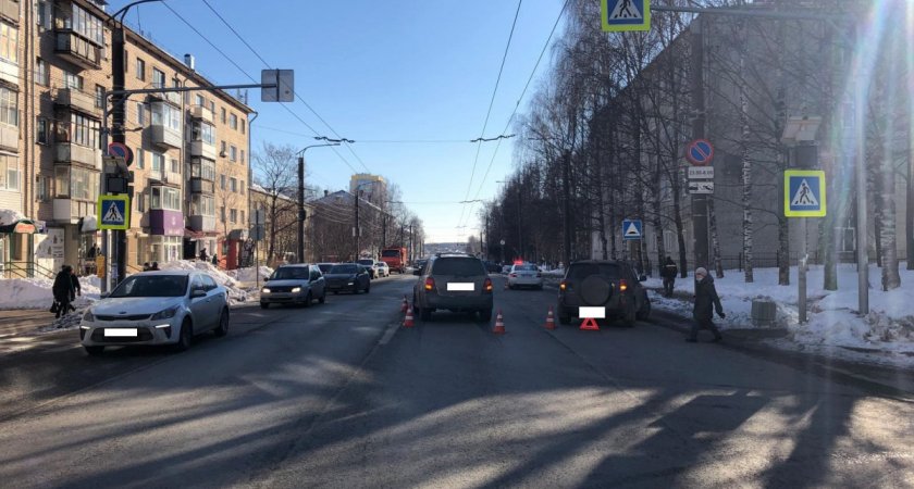 В Кирове на женщину-пешехода наехали две машины подряд