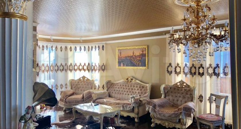 Золотые люстры и семь спален на семью: сколько стоят элитные коттеджи Кировской области
