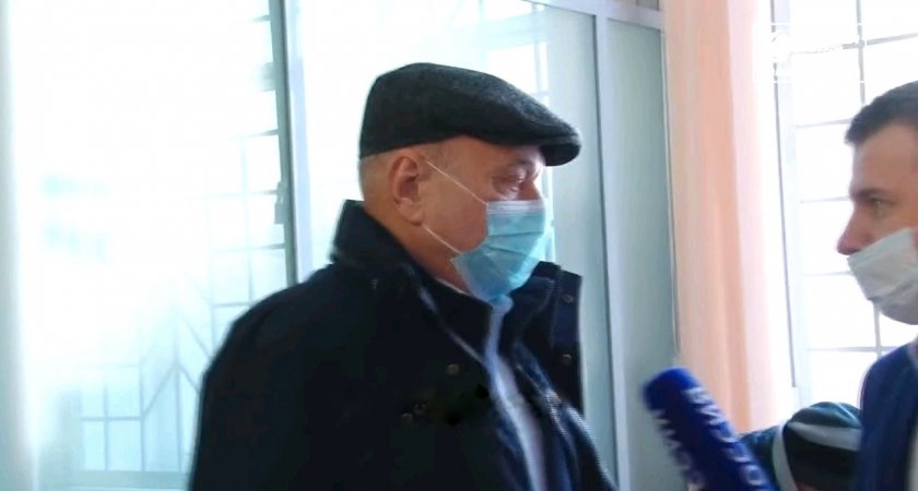 "У вас совесть есть?": экс-глава Кирова в суде конфликтовал с журналистами и толкался