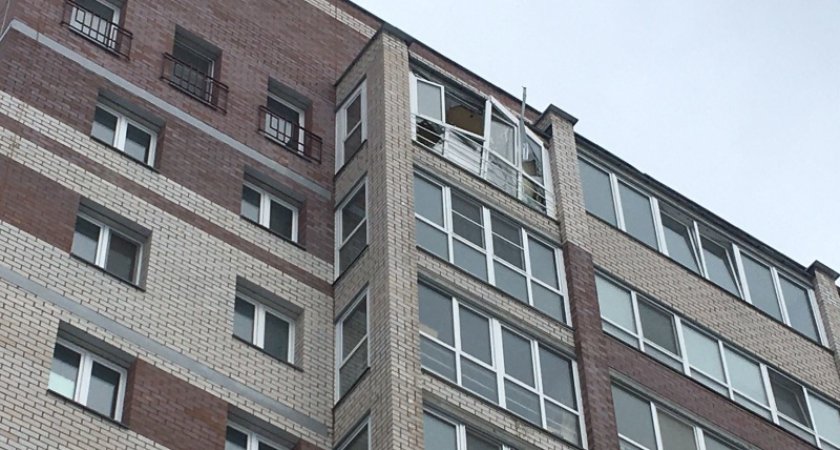 Из-за хлопка газа в многоэтажке в Кирове искорежило лоджию