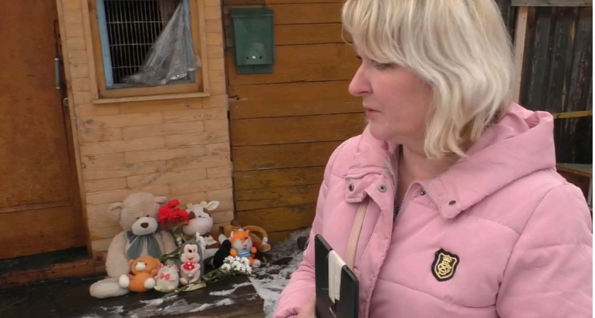 "Были как ангелочки": к месту трагедии в Котельниче соседи несут игрушки