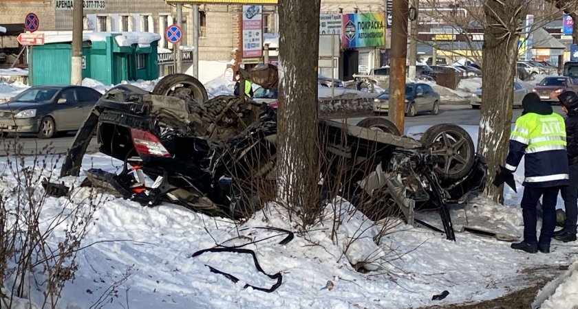 В Кирове от столкновения с автобусом погибли две девушки