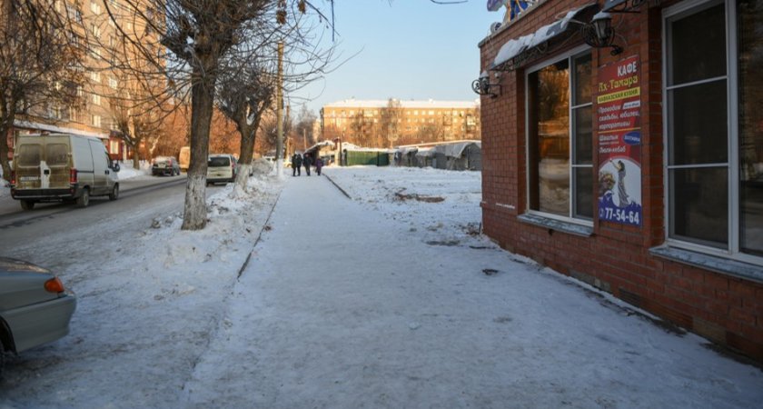 Воровала брюки, куртки и выручку: кировчанку поймали на серии краж на Центральном рынке