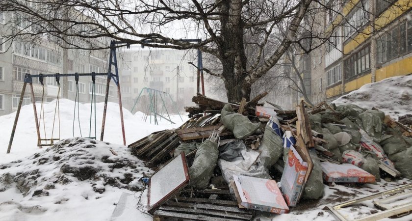 Ртутные лампы, трупы крыс и ржавые гвозди: в Кирове строители завалили детскую площадку