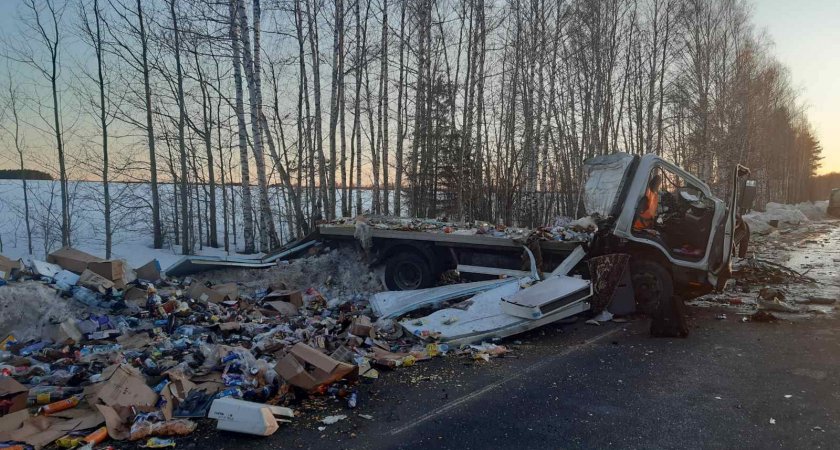 В Кировской области в столкновении двух грузовиков погибли оба водителя