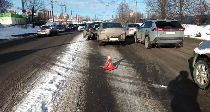 В Кирове произошло массовое ДТП с 4 машинами: есть пострадавший