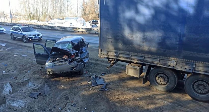 Утром в Кирове женщина на внедорожнике врезалась в КамАЗ