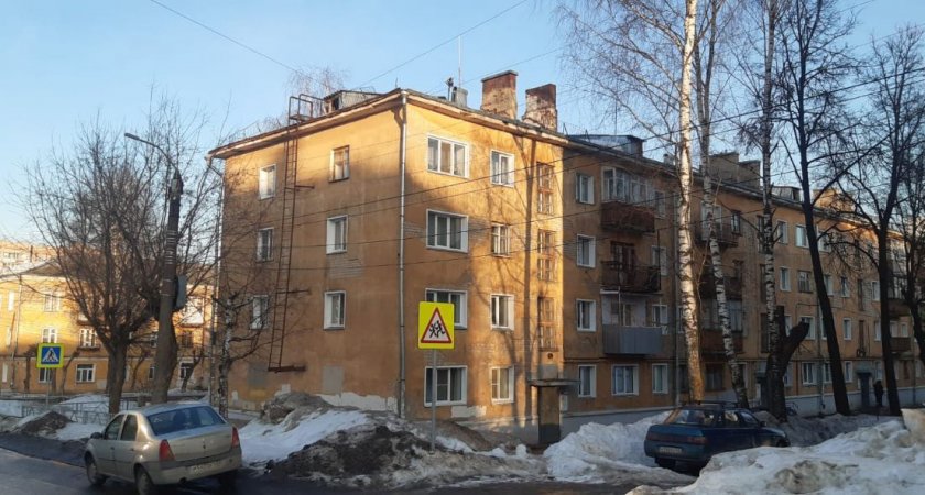 В Кирове рядом с 7-летней девочкой упала снежная масса: ребенок в больнице