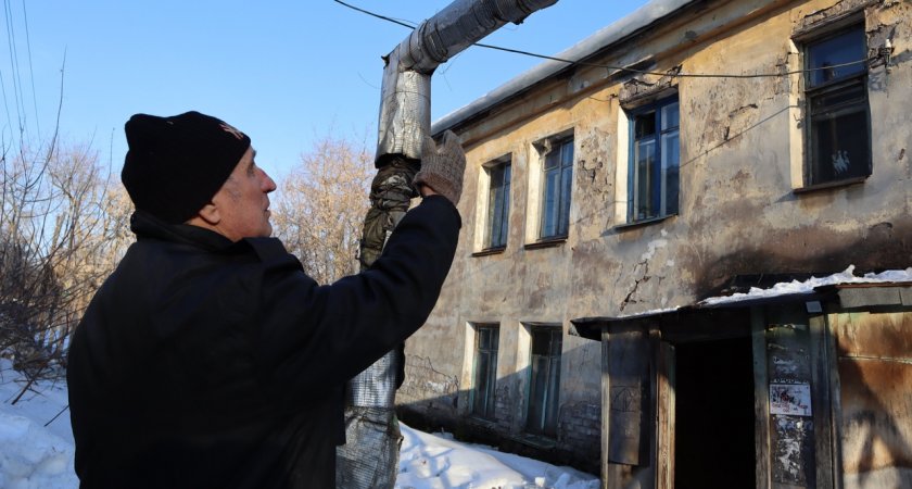 В Кирове жители аварийного дома боятся выйти на улицу из-за ледяной глыбы на крыше