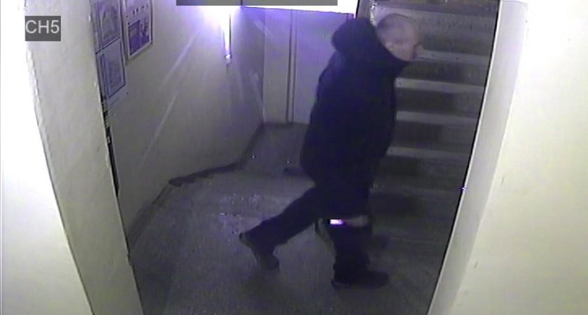 Сломал шлагбаум и повесил маску на дверь: кировчанин разгромил собственный подъезд