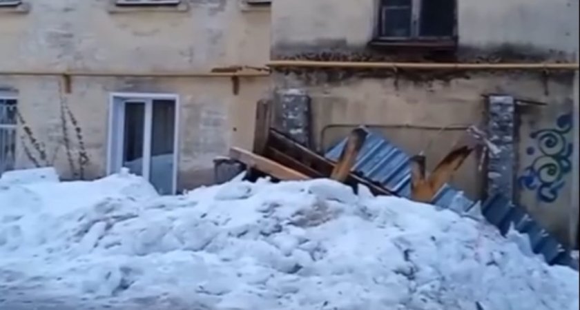 В Кирове из-за бездействия управляющей компании с крыши обрушилась глыба льда