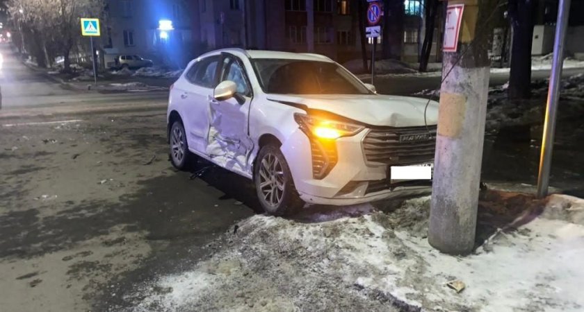 В Кирове в аварии на перекрестке пострадали три человека