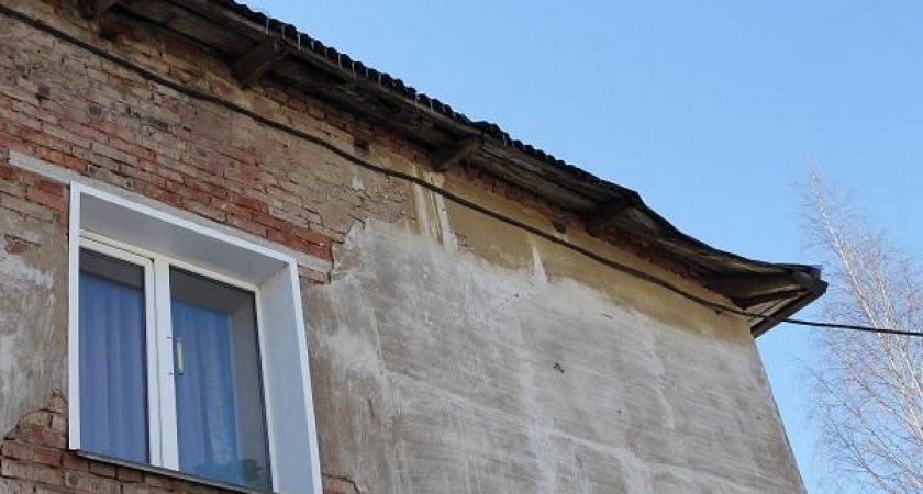 В Кировской области из-за протекающих крыш жилые дома погрязли в черной плесени