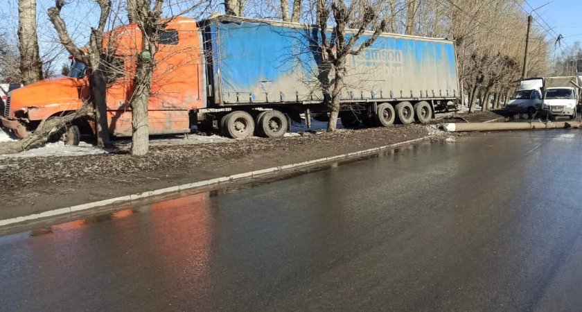 В Кирове на Производственной водитель грузовика съехал с дороги и сбил фонарный столб