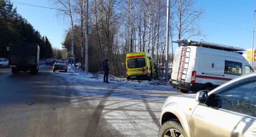 В Кирове "Приора" не пропустила скорую: от удара машина с медиками въехала в дерево