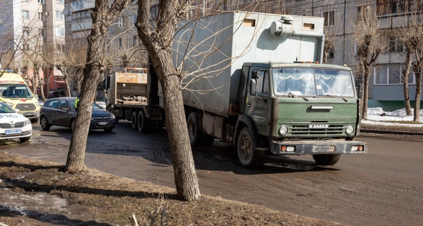 В Кирове начали эвакуировать припаркованные с нарушением правил большегрузы