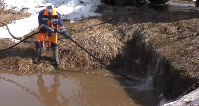 В Ганино и Бахте чистят трубы из-за подтоплений дорог