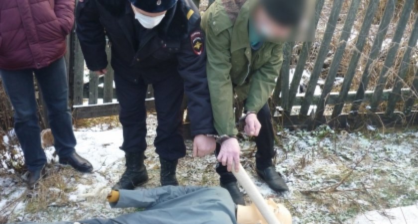 В Кировской области мужчина убил приятеля поленом