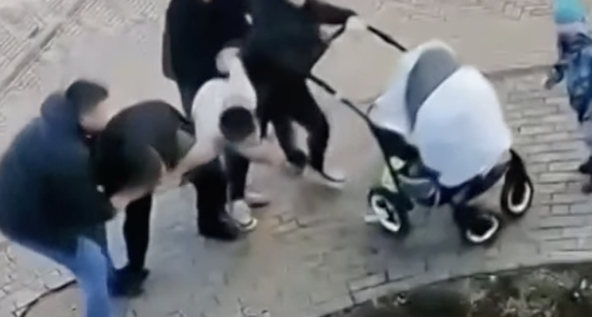 В Кирове мужчина в одних трусах напал на женщину на коляской