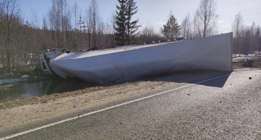 На трассе в Кировской области в столкновении с фурой погиб водитель легковушки