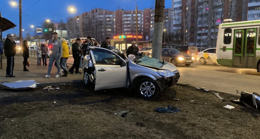 В результате аварии на Московской иномарку "обмотало" вокруг столба