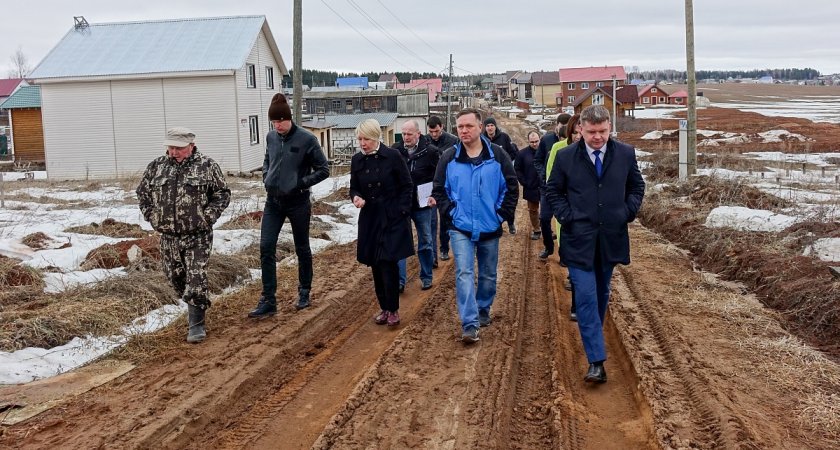 Елена Ковалева обсудила с жителями деревни Катковы вопросы благоустройства