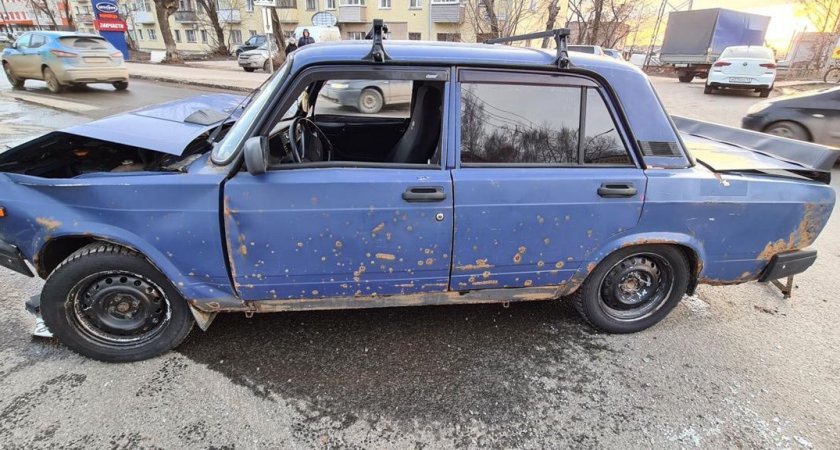 В Кирове водитель иномарки пострадал из-за столкновения с "пятёркой"