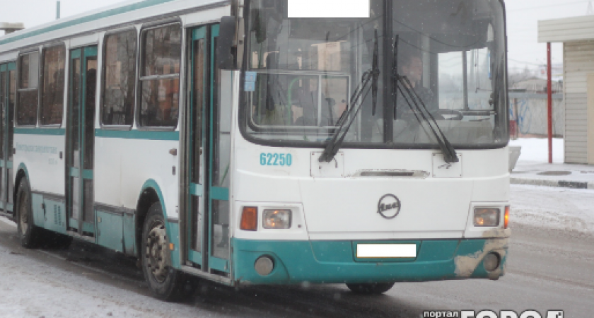 В Кирове мужчину придавил автобус
