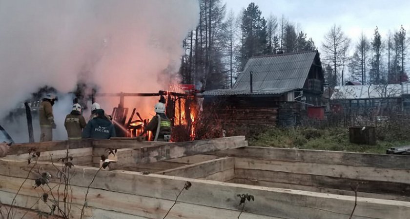 На даче у Черного озера от пожара пострадали дом, баня и иномарка