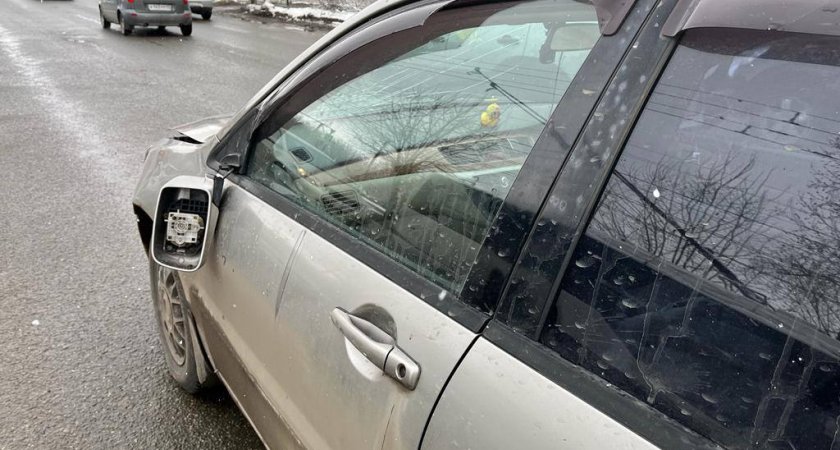 В Кирове на пешеходном переходе водитель на Mitsubishi Lancer сбил двух девушек
