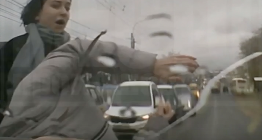 Появилось видео, как кировчанин на Mitsubishi Lancer сбил двух 19-летних девушек