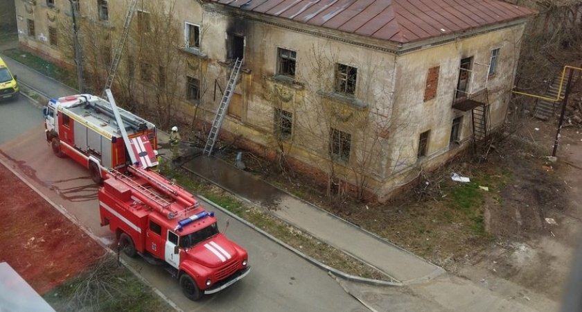 "Рядом садик и жилые дома": в Кирове второй раз за месяц горел заброшенный дом
