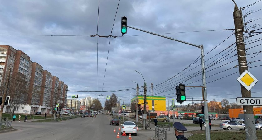 В Кирове водители двух кроссоверов сбили мужчину и женщину на велосипедах