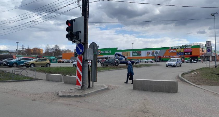 Проезд в "Макси" с улицы Московской закрыли