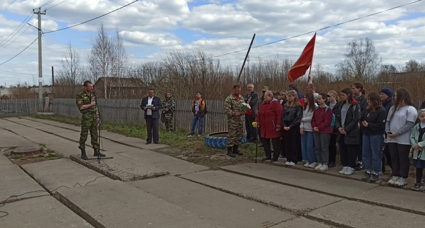 В Кировской области открыли мемориальную доску в память о погибшем на Украине военном
