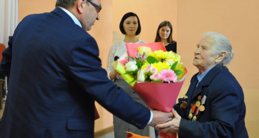 84-летняя жительница Кировской области получила ключи от новой квартиры