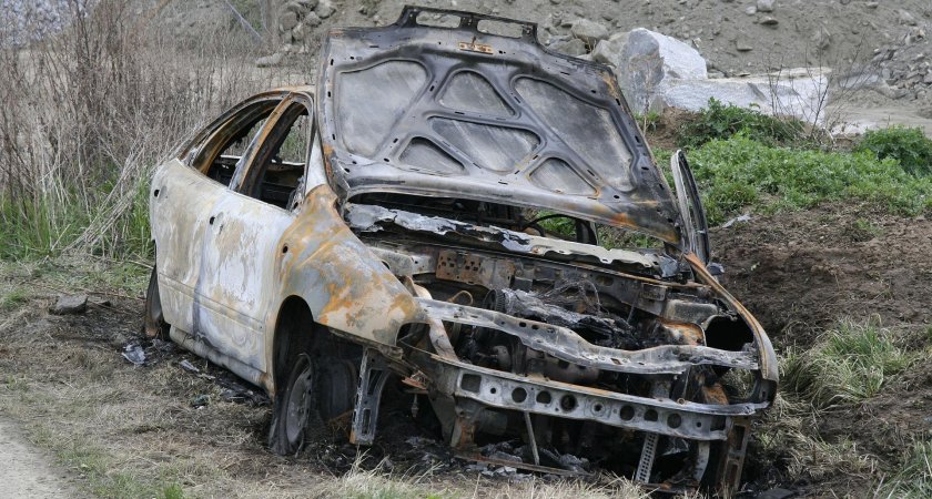 В Кировской области мужчина сжег машину своей бывшей девушки