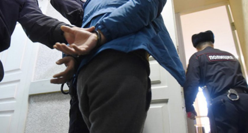 73-летнюю жительницу Кировской области ограбили у собственного дома