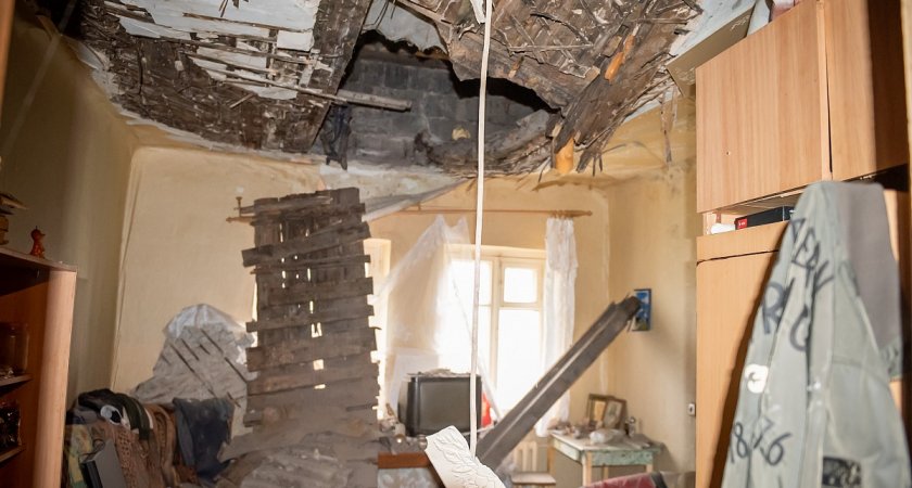 В Кирове в квартире дома на Октябрьском проспекте рухнул потолок