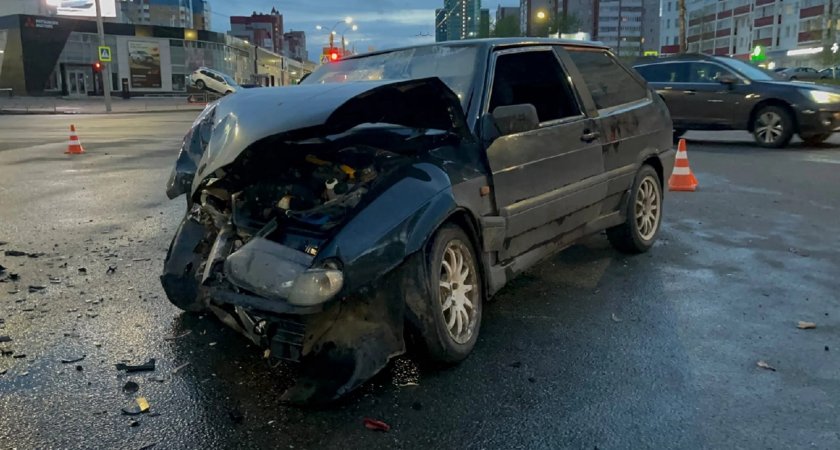 В Кирове пьяный молодой человек на ВАЗе столкнулся со Škoda: есть пострадавшие